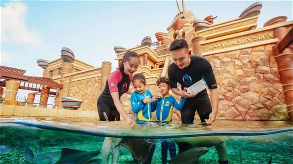 三亚亚特兰蒂斯喂食鰩鱼体验