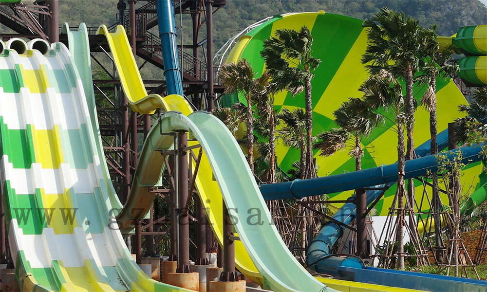 如何在建造水上乐园时考虑设施的易用性？