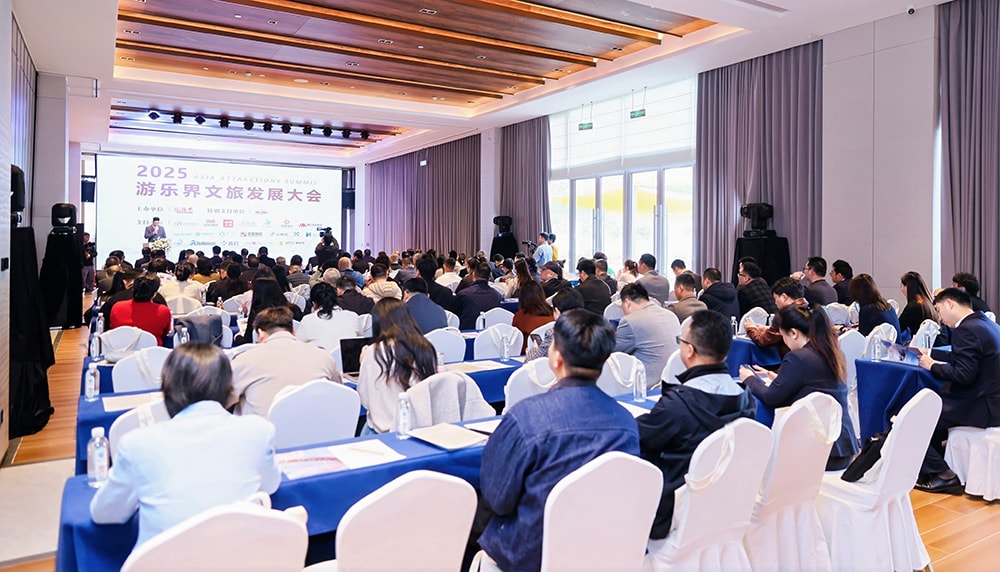 科技铸就非凡体验，专业成就行业标杆——jinnianhui今年会游乐荣膺2025金冠奖“杰出水滑道设备奖”